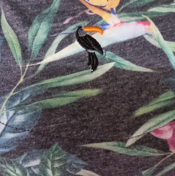 Independent Leaders Floral T-Shirt & Maroon UniQlo Button Down Oversirt - Picture 5 of 13